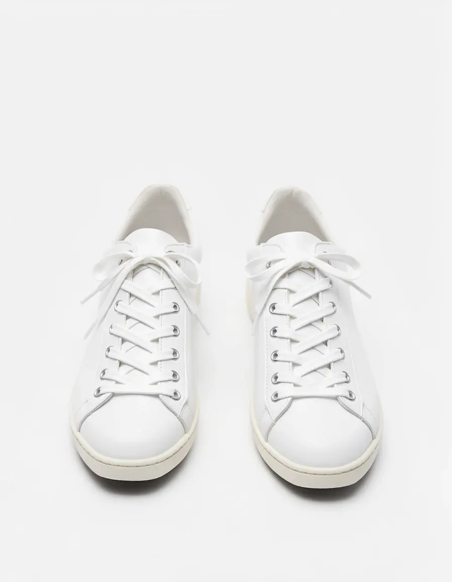 Klassische Schnür-Sneaker aus weißem Leder