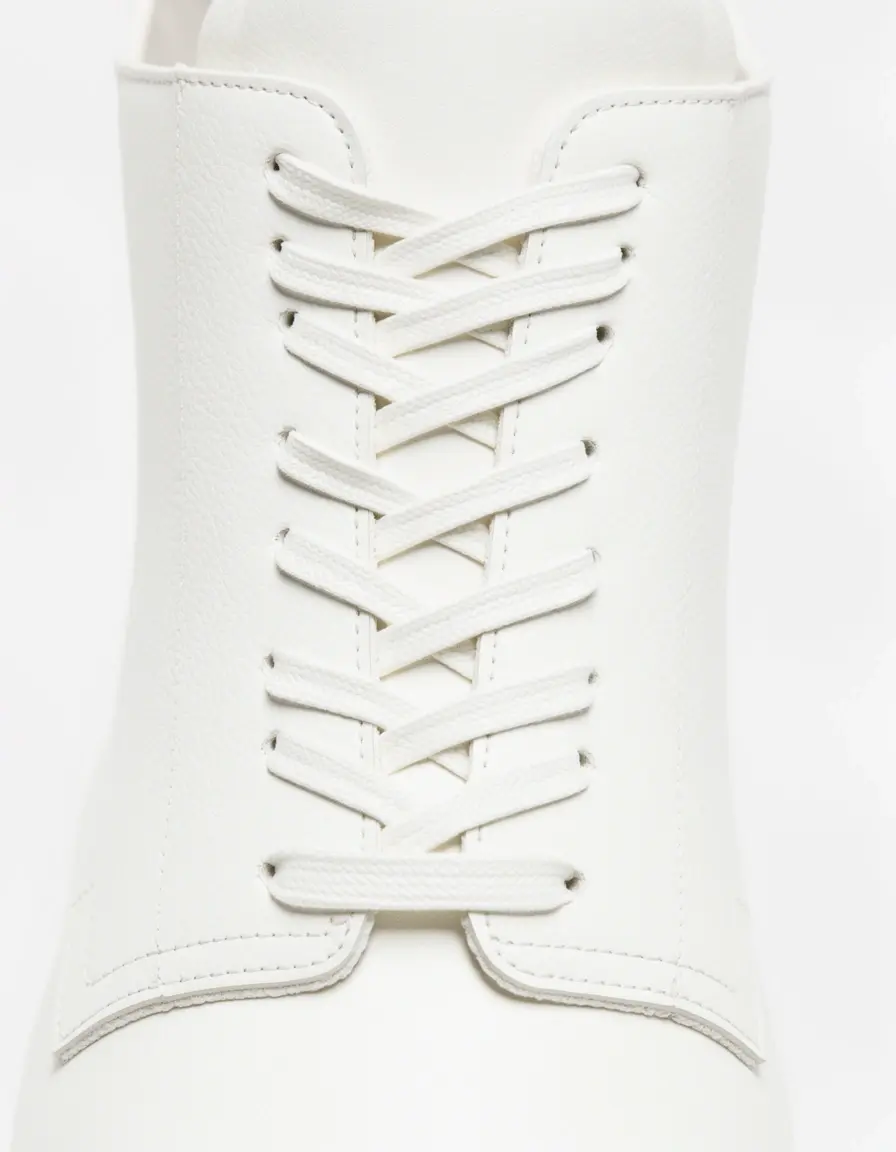 Klassischer weißer Schnürsneaker aus Leder