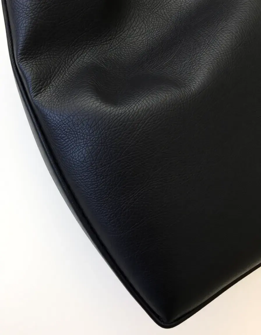Schwarzes L-Form Ledersofa minimalistisches Design