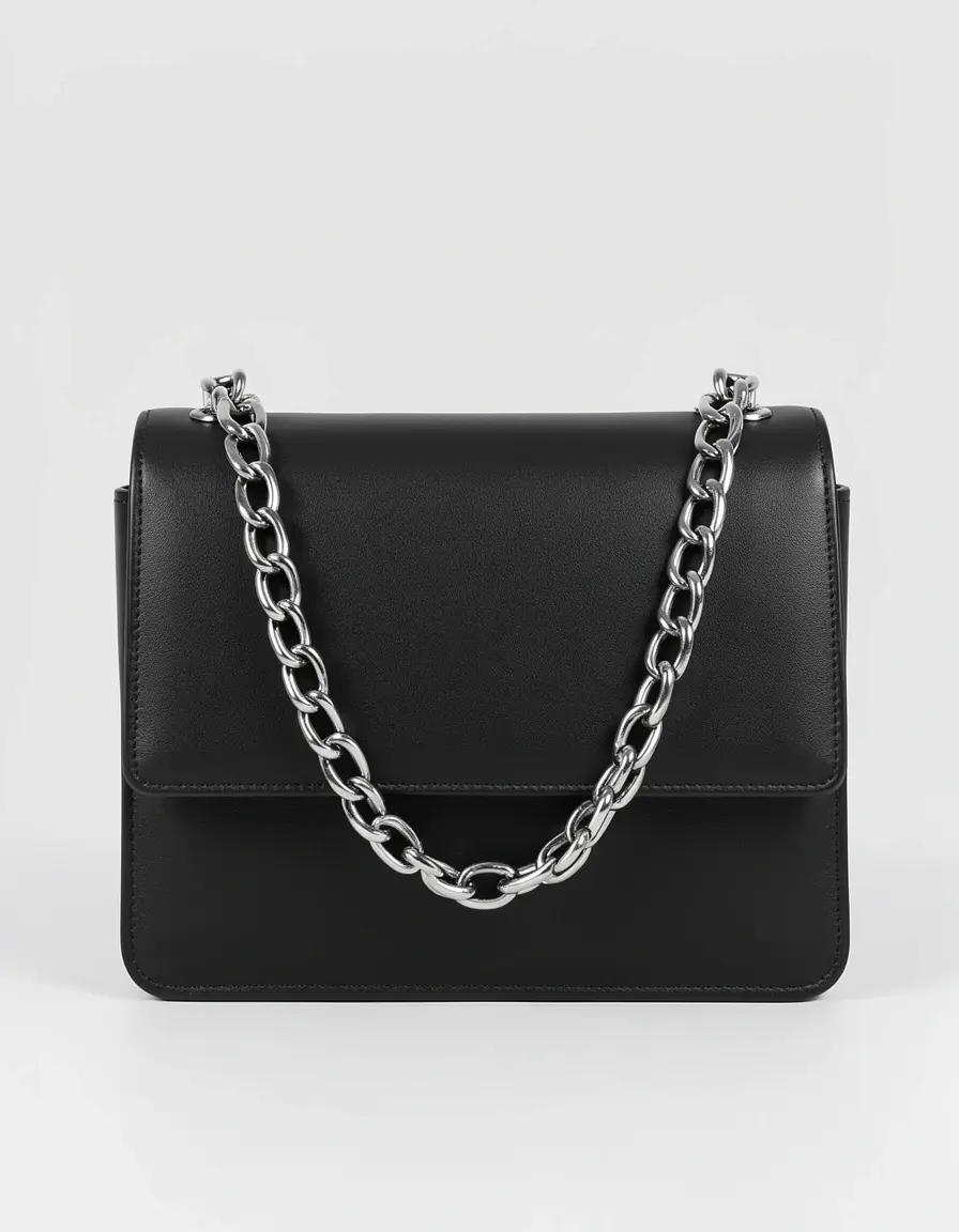 Schwarze Schultertasche aus Leder mit Kettendetail